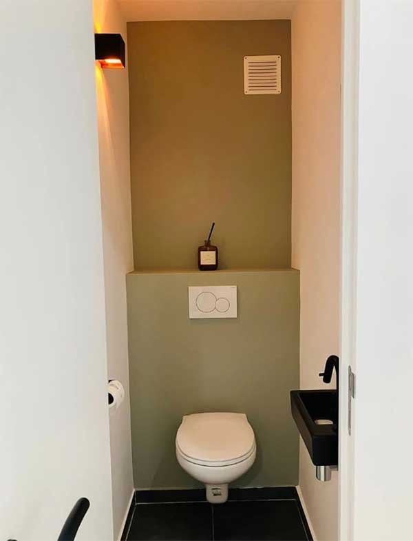 ancien WC à Hamoir avant rénovation avec mur simple et installation classique