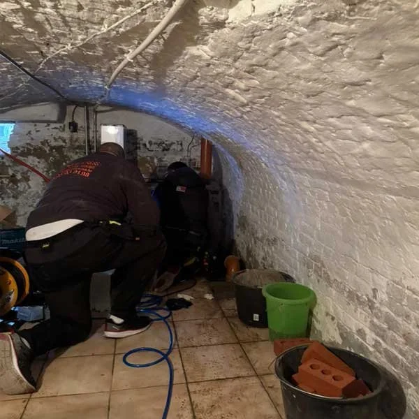 Curage haute pression de canalisation à Liège en Belgique pour éliminer les dépôts de graisses boues et tartre avant intervention de réparation sans casse