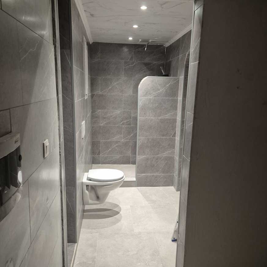 rénovation salle de bain à Ferrières (4190) : intervention rapide 24h/7j par plombier professionnel expérimenté, transformation complète salle de bain moderne avec finition haute qualité en Belgique
