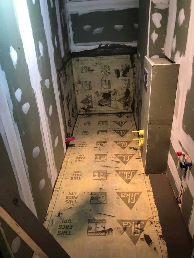 Salle de bain entièrement modernisée à Berloz, avec installation d’une élégante douche à l’italienne suite à une rénovation complète des équipements de plomberie.