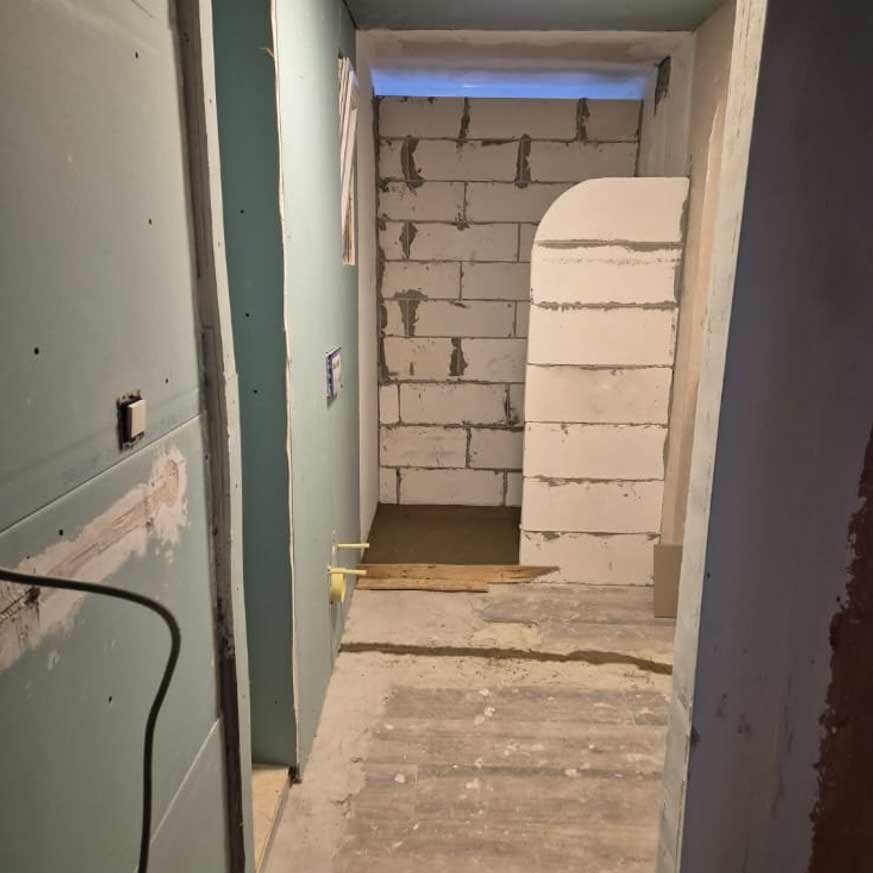 transformation salle de bain à Ferrières (4190) : avant / après rénovation complète par expert plombier en Belgique, modernisation douche carrelage et plomberie avec intervention rapide et résultat professionnel