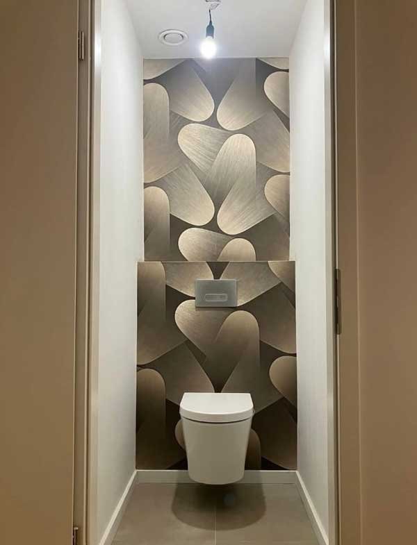 WC suspendu moderne après rénovation à Hamoir avec mur décoratif design et finition haut de gamme