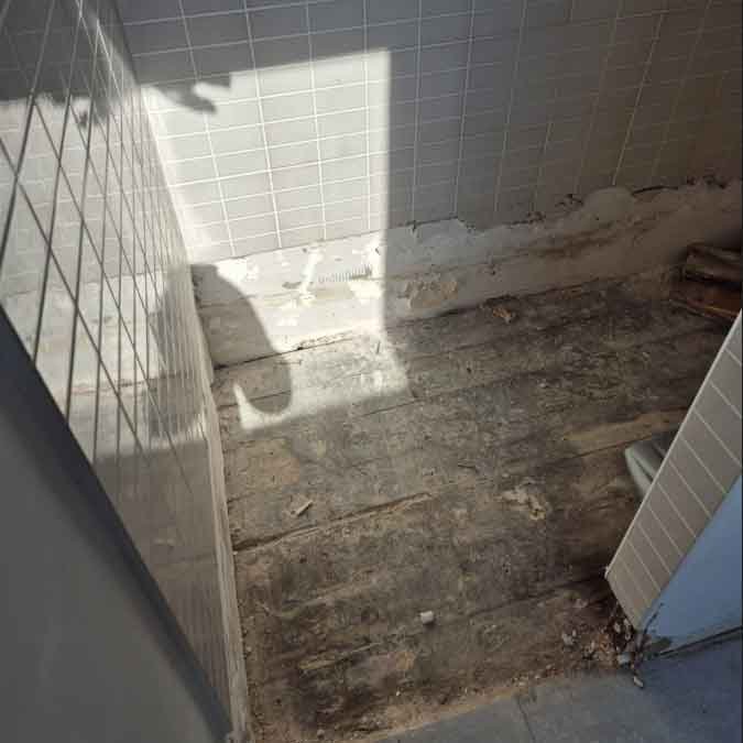 Installation d’un receveur de douche à l’italienne extra-plat à Ans par un plombier professionnel
