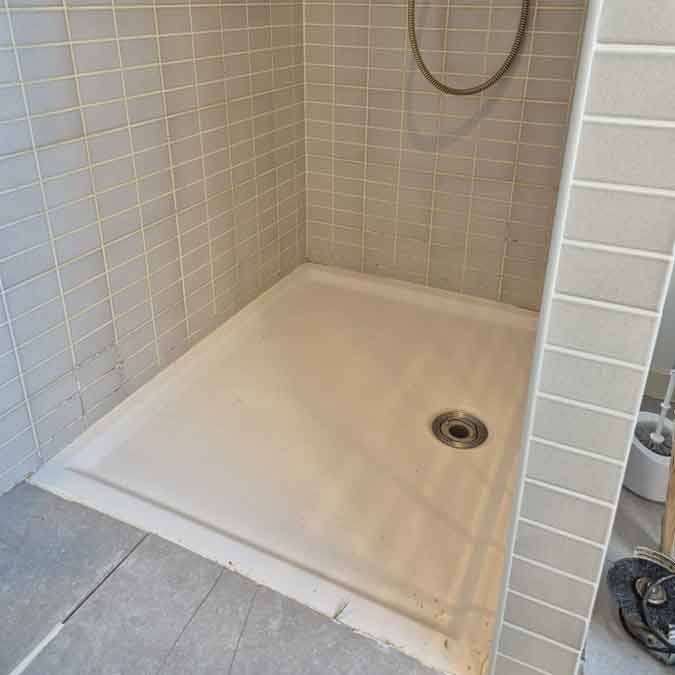 Remplacement d’un bac de douche à l’italienne à Ans – démontage de l’ancien receveur et préparation du chantier de plomberie