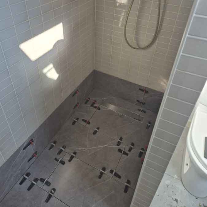Douche à l’italienne rénovée à Ans – finition moderne avec receveur extra-plat et carrelage professionnel