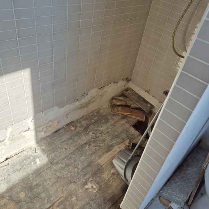 Travaux de plomberie à Ans – évacuation et préparation du sol avant installation d’une nouvelle douche à l’italienne
