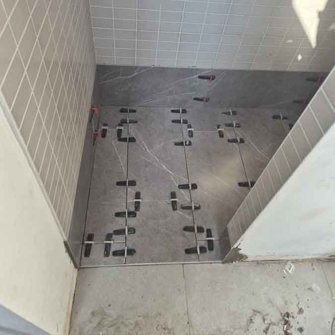 Étanchéité et raccordement de plomberie lors du remplacement d’une douche à l’italienne à Ans en Belgique