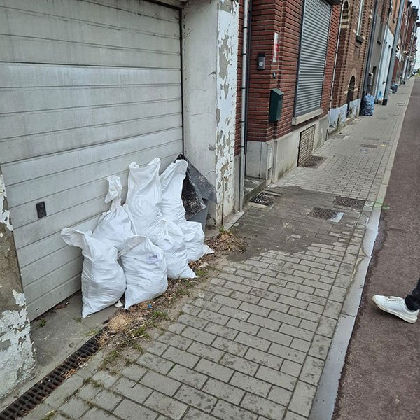 Gravats évacués après la localisation d'une fuite d'eau encastrée dans une habitation à Liège.