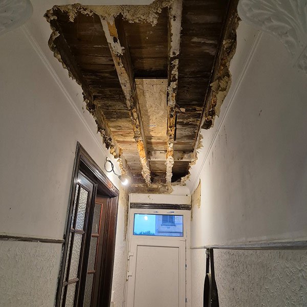 Ouverture ciblée du plafond pour accéder à une canalisation après la détection d'une fuite d'eau encastrée à Liège.